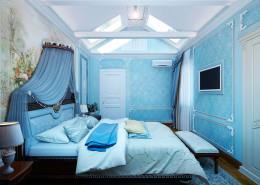 Дизайн спальни в голубом цвете, настенная роспись, мансардные окна.
